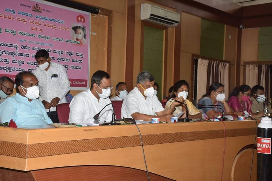 ಧಾರವಾಡ ಜಿಲ್ಲಾ ಪಂಚಾಯ್ತಿ ಕಚೇರಿಯಲ್ಲಿ ಬುಧವಾರ ನಡೆದ ಸಭೆಯಲ್ಲಿ ಜಗದೀಶ ಶೆಟ್ಟರ್ ಮಾತನಾಡಿದರು. ಪ್ರಸಾದ ಅಬ್ಬಯ್ಯ, ನಿತೇಶ್ ಕೆ. ಪಾಟೀಲ, ಶಶಿಕಲಾ ಜೊಲ್ಲೆ ಹಾಗೂ ಇತರರು ಇದ್ದಾರೆ.