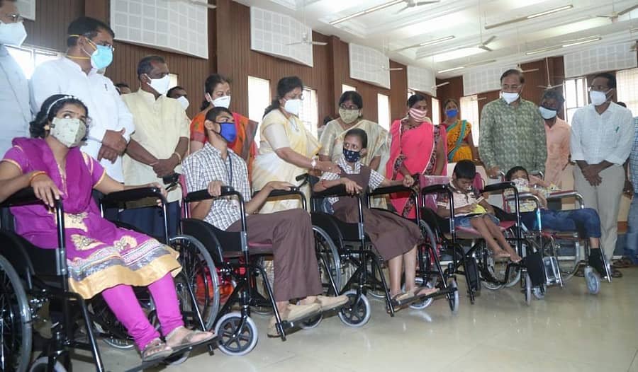 ಮಹಿಳಾ ಮತ್ತು ಮಕ್ಕಳ ಕಲ್ಯಾಣ ಸಚಿವೆ ಶಶಿಕಲಾ ಜೊಲ್ಲೆ ಬೆಳಗಾವಿಯಲ್ಲಿ ಅಗತ್ಯವಿರುವ ಮಕ್ಕಳಿಗೆ ಗಾಲಿಕುರ್ಚಿಗಳನ್ನು ಬುಧವಾರ ವಿತರಿಸಿದರು