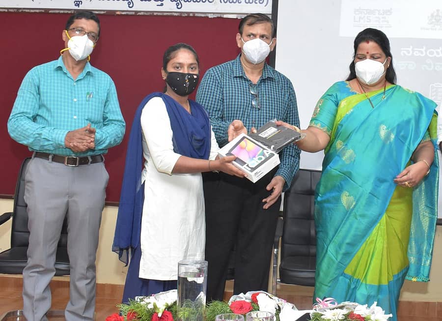 ಕಾರವಾರದ ಸರ್ಕಾರಿ ಕಲಾ ಮತ್ತು ವಿಜ್ಞಾನ ಕಾಲೇಜಿನಲ್ಲಿ ಬುಧವಾರ ಹಮ್ಮಿಕೊಳ್ಳಲಾಗಿದ್ದ ಕಾರ್ಯಕ್ರಮದಲ್ಲಿ ಪ್ರಥಮ ವರ್ಷದ ಪದವಿ ವಿದ್ಯಾರ್ಥಿಗಳಿಗೆ ಶಾಸಕಿ ರೂಪಾಲಿ ನಾಯ್ಕ ಸರ್ಕಾರದ ಉಚಿತ ಟ್ಯಾಬ್ ವಿತರಿಸಿದರು