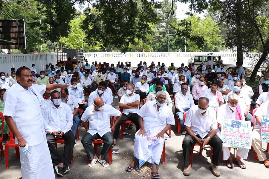 ಹಾಸನ ಜಿಲ್ಲಾಧಿಕಾರಿ ಕಚೇರಿ ಎದುರು ಜೆಡಿಎಸ್ ಶಾಸಕರು, ಮುಖಂಡರು ಪ್ರತಿಭಟನೆ ನಡೆಸಿದರು