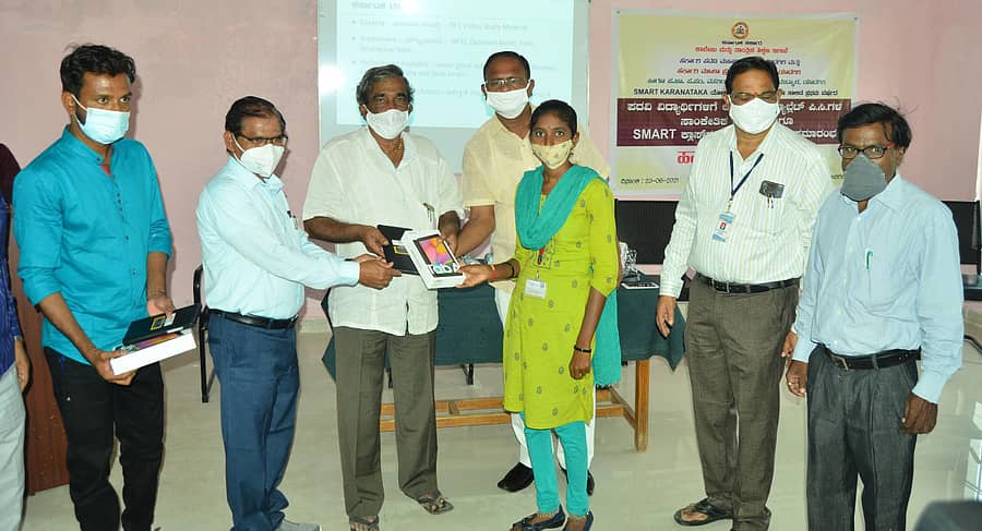 ಯಾದಗಿರಿಯಲ್ಲಿ ಹಮ್ಮಿಕೊಂಡಿದ್ದ ಕಾರ್ಯಕ್ರಮದಲ್ಲಿ ಪ್ರಥಮ ವರ್ಷದ ಪದವಿ ವಿದ್ಯಾರ್ಥಿಗಳಿಗೆ ಶಾಸಕ ವೆಂಕಟರೆಡ್ಡಿಗೌಡ ಮುದ್ನಾಳ ಉಚಿತವಾಗಿ ಟ್ಯಾಬ್ಗಳನ್ನು ವಿತರಿಸಿದರು