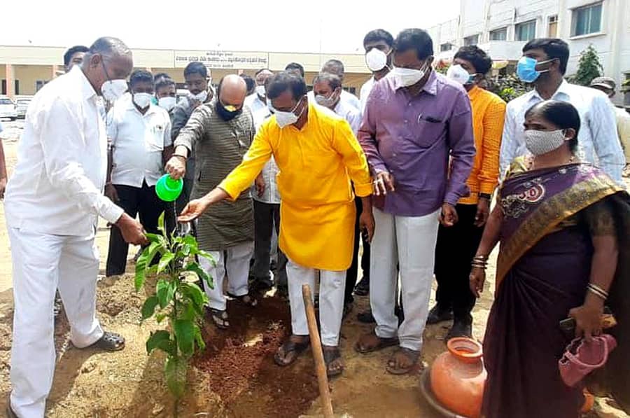 ಹಾವೇರಿ ತಾಲ್ಲೂಕಿನ ಗಾಂಧಿಪುರ ಗ್ರಾಮದ ಪದವಿ ಕಾಲೇಜಿನ ಆವರಣದಲ್ಲಿ ‘ವೃಕ್ಷಾರೋಪಣ ಅಭಿಯಾನ’ದ ಅಂಗವಾಗಿ ಸಚಿವ ಬಸವರಾಜ ಬೊಮ್ಮಾಯಿ ಸಸಿ ನೆಟ್ಟು, ನೀರುಣಿಸಿದರು. ಶಾಸಕ ನೆಹರು ಓಲೇಕಾರ, ಸಿದ್ದರಾಜ ಕಲಕೋಟಿ ಇದ್ದಾರೆ