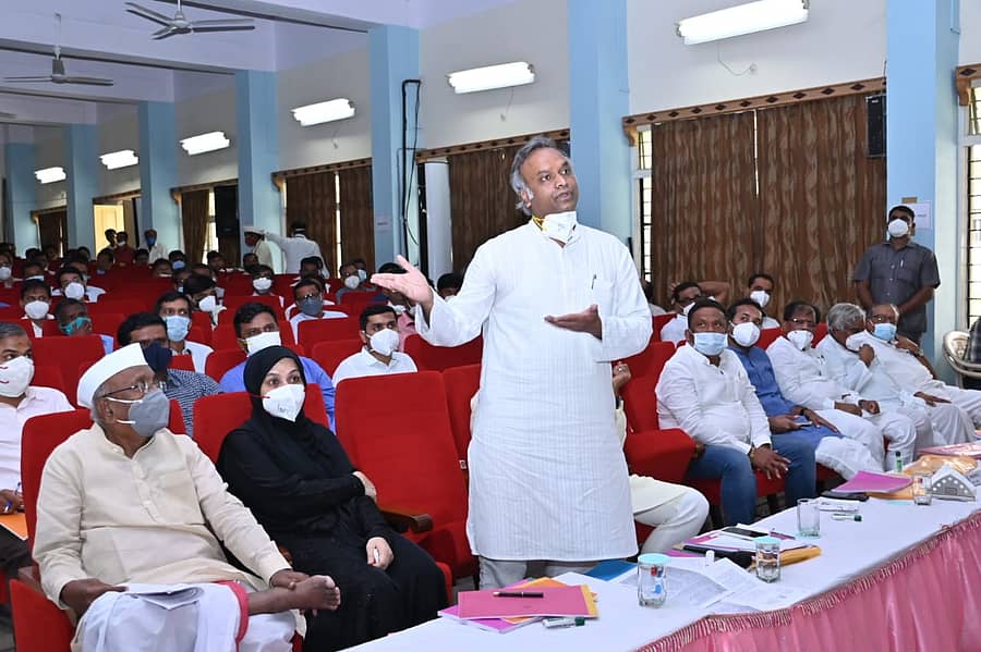 ಕೆಡಿಪಿ ಸಭೆಯಲ್ಲಿ ಚಿತ್ತಾಪುರ ಶಾಸಕ ಪ್ರಿಯಾಂಕ್ ಖರ್ಗೆ ಸಚಿವರನ್ನು ಪ್ರಶ್ನಿಸಿದರು