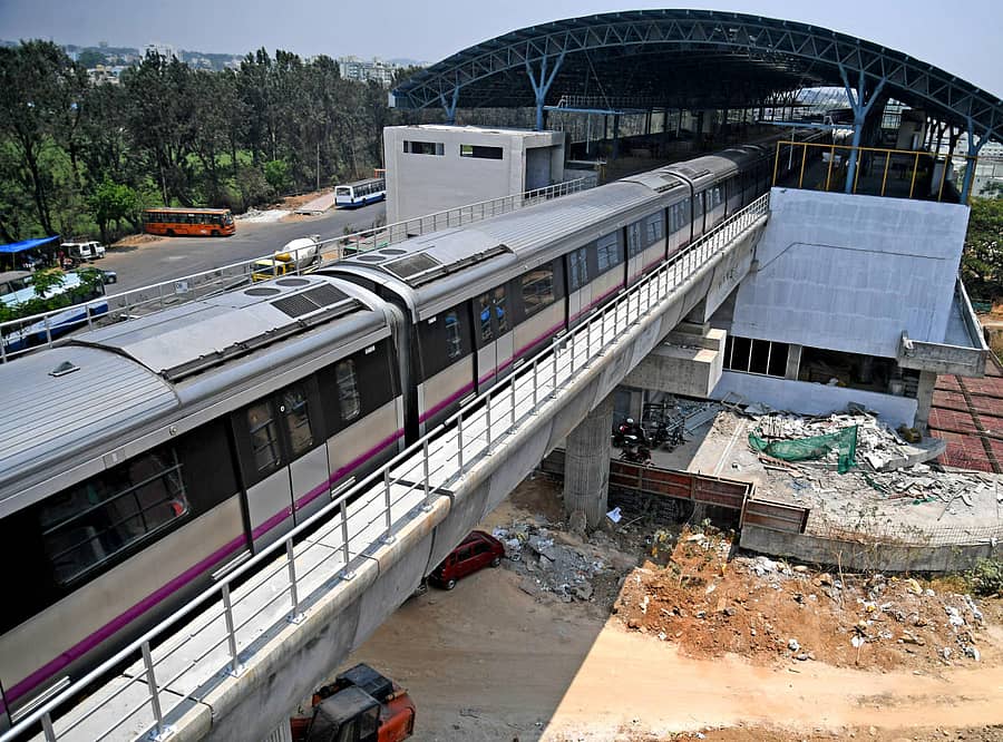 ಮೈಸೂರು ರಸ್ತೆ ವಿಸ್ತರಿತ ಮಾರ್ಗದಲ್ಲಿ ಮೆಟ್ರೊ ರೈಲು ಪರೀಕ್ಷಾರ್ಥ ಸಂಚಾರ ನಡೆದ ಕ್ಷಣ –ಪ್ರಜಾವಾಣಿ ಚಿತ್ರ