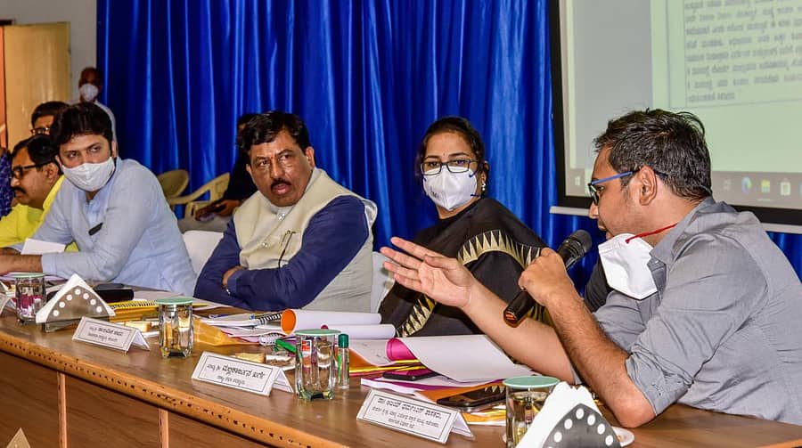 ಕಲಬುರ್ಗಿಯಲ್ಲಿ ಬುಧವಾರ ನಡೆದ ಕೆಡಿಪಿ ಸಭೆಯಲ್ಲಿ ಆಸ್ತಿ ತೆರಿಗೆ ಹೆಚ್ಚಳ ಕುರಿತ ಶಾಸಕರ ಪ್ರಶ್ನೆಗಳಿಗೆ ಕಲಬುರ್ಗಿ ಮಹಾನಗರ ಪಾಲಿಕೆ ಆಯುಕ್ತ ಸ್ನೇಹಲ್ ಲೋಖಂಡೆ ಉತ್ತರಿಸಿದರು. ಕೆಕೆಆರ್ಡಿಬಿ ಅಧ್ಯಕ್ಷ ದತ್ತಾತ್ರೇಯ ಪಾಟೀಲ, ಜಿಲ್ಲಾ ಉಸ್ತುವಾರಿ ಸಚಿವ ಮುರುಗೇಶ ನಿರಾಣಿ, ಜಿಲ್ಲಾಧಿಕಾರಿ ವಿ.ವಿ. ಜ್ಯೋತ್ಸ್ನಾ ಇದ್ದರು