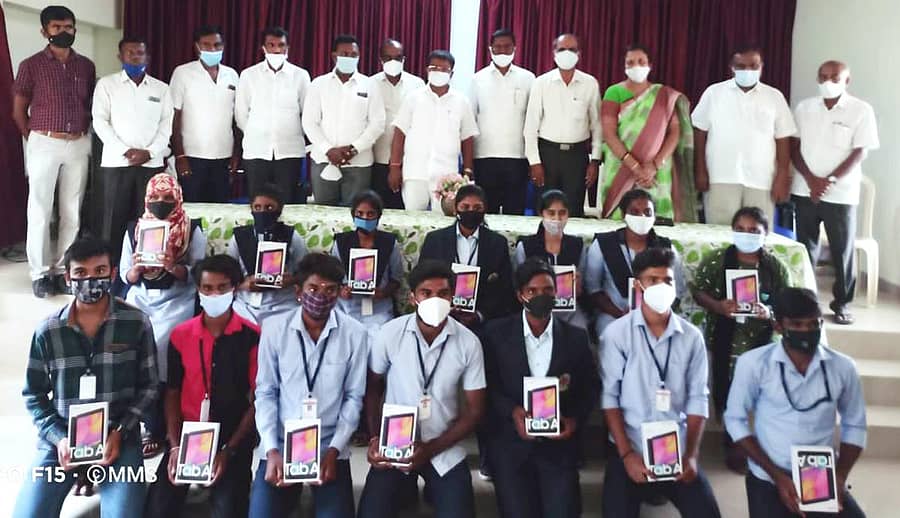 ದೇವನಹಳ್ಳಿಯ ಸರ್ಕಾರಿ ಪ್ರಥಮದರ್ಜೆ ಕಾಲೇಜಿನಲ್ಲಿ ವಿದ್ಯಾರ್ಥಿಗಳಿಗೆ ಶಾಸಕ ನಿಸರ್ಗ ನಾರಾಯಣಸ್ವಾಮಿ ಟ್ಯಾಬ್ ವಿತರಿಸಿದರು