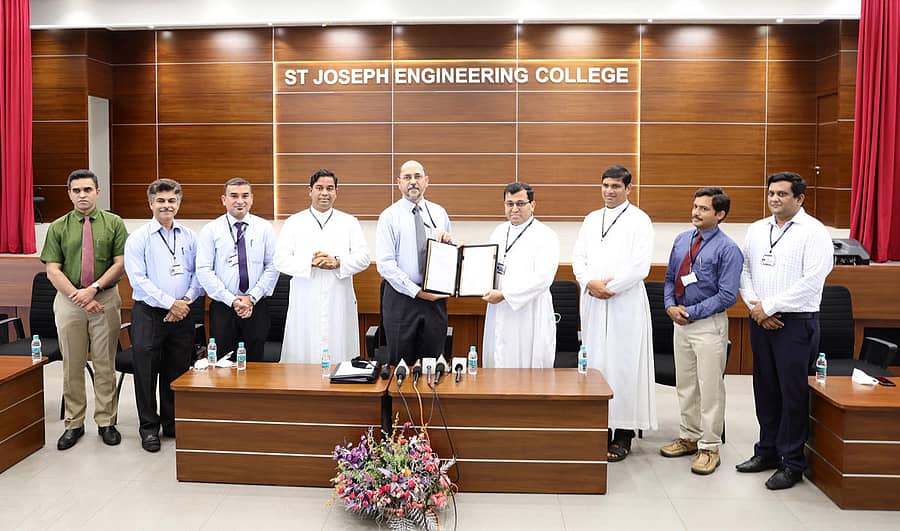 ಮಂಗಳೂರಿನ ಸೇಂಟ್ ಜೋಸೆಫ್ ಎಂಜಿನಿಯರಿಂಗ್ ಕಾಲೇಜಿಗೆ (ಎಸ್ಜೆಇಸಿ) ಯುಜಿಸಿ ಸ್ವಾಯತ್ತ ಸ್ಥಾನಮಾನವನ್ನು ನೀಡಿದ್ದು ಬುಧವಾರ ಪತ್ರಿಕಾಗೋಷ್ಠಿಯಲ್ಲಿ ಪ್ರಾಂಶುಪಾಲ ಡಾ.ರಿಯೊ ಡಿಸೋಜ ಹಾಗೂ ಆಡಳಿತ ಮಂಡಳಿ ಸದಸ್ಯರು ಪತ್ರವನ್ನು ಪ್ರದರ್ಶಿಸಿದರು.