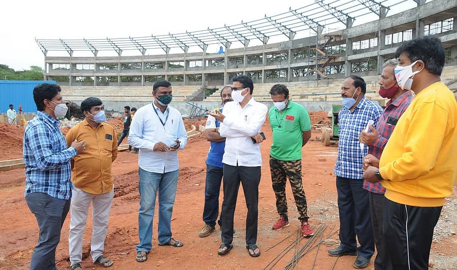 ಮಹಾತ್ಮಗಾಂಧಿ ಕ್ರೀಡಾಂಗಣವನ್ನು ಶಾಸಕ ಜ್ಯೋತಿಗಣೇಶ್ ಪರಿಶೀಲಿಸಿದರು