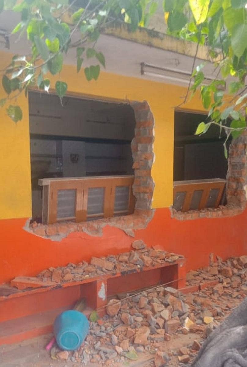 ಗಣಪತಿ ದೇವಸ್ಥಾನ ಬಳಿಯ ಕಟ್ಟಡವನ್ನು ಧ್ವಂಸಗೊಳಿಸುತ್ತಿರುವುದು