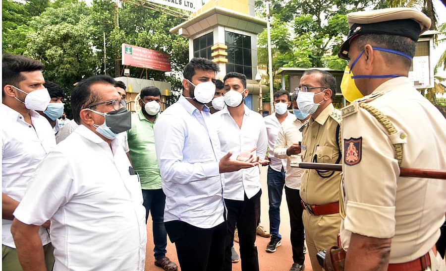 ಮಂಗಳೂರಿನ ಎಂಆರ್‌ಪಿಎಲ್ ಸೇರಿದಂತೆ ಕೆಲವು ಬೃಹತ್ ಕಂಪನಿಗಳಲ್ಲಿ ಸ್ಥಳೀಯ ತುಳುನಾಡಿನ ಯುವಕರಿಗೆ ಉದ್ಯೋಗ ನಿಡುವಂತೆ ಆಗ್ರಹಿಸಿ ದಕ್ಷಿಣ ಕನ್ನಡ ಜಿಲ್ಲಾ ಯುವ ಜೆಡಿಎಸ್‌ ವತಿಯಿಂದ ಬುಧವಾರ ಸಂಸದ ಪ್ರಜ್ವಲ್ ರೇವಣ್ಣ ನೇತೃತ್ವದಲ್ಲಿ ಕಾಟಿಪಳ್ಳದ ಗೇಟ್‌ ಬಳಿ ಪ್ರತಿಭಟನೆ ನಡೆಸಲಾಯಿತು