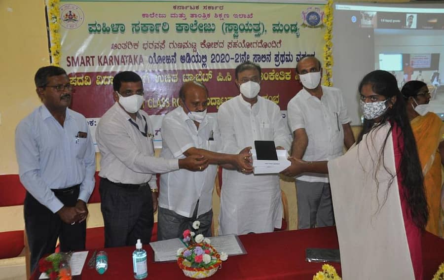 ಮಂಡ್ಯ ನಗರದ ಸರ್ಕಾರಿ ಮಹಿಳಾ ಕಾಲೇಜಿನಲ್ಲಿ ಬುಧವಾರ ನಡೆದ ಕಾರ್ಯಕ್ರಮದಲ್ಲಿ ಸಚಿವ ಕೆ.ಸಿ.ನಾರಾಯಣಗೌಡ ಅವರು ‍ಪ್ರಥಮ ವರ್ಷದ ಪದವಿ ವಿದ್ಯಾರ್ಥಿನಿಗೆ ಸಾಂಕೇತಿಕವಾಗಿ ಟ್ಯಾಬ್ಲೆಟ್‌ ವಿತರಿಸಿದರು
