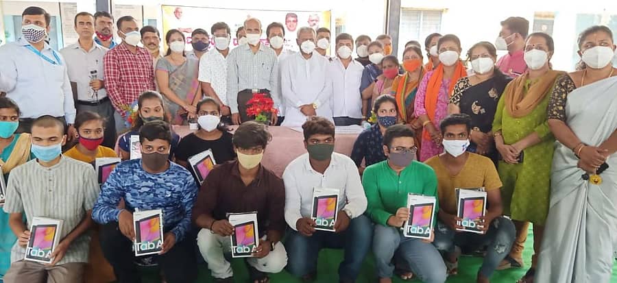 ಕೆಂಗೇರಿ ಸರ್ಕಾರಿ ಪ್ರಥಮ ದರ್ಜೆ ಕಾಲೇಜಿನ 153 ಮಂದಿ ವಿದ್ಯಾರ್ಥಿಗಳಿಗೆ ಟ್ಯಾಬ್ ವಿತರಣೆ ಮಾಡಲಾಯಿತು. ಎಸ್.ಟಿ.ಸೋಮಶೇಖರ್ , ಮುಖಂಡರಾದ ಕೆ.ಆರ್.ಮೂರ್ತಿ, ಅನುಪಮಾ ಪಂಚಾಕ್ಷರಿ, ಪಿ.ಪ್ರಭಾಕರ್, ಬಂಡೆಮಠ ಪ್ರಭು, ಲೋಹಿತ್ ಮತ್ತಿತರರು ಇದ್ದಾರೆ