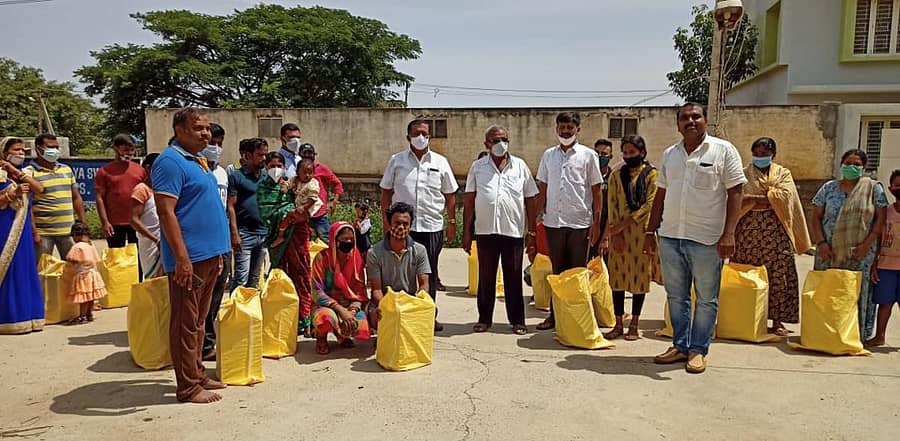 ಆನೇಕಲ್ ತಾಲ್ಲೂಕಿನ ವಡ್ಡರಪಾಳ್ಯದಲ್ಲಿ ದಿನಗೂಲಿ ಕಾರ್ಮಿಕರಿಗೆ ಹಾರಗದ್ದೆ ಗ್ರಾಮ ಪಂಚಾಯಿತಿ ಮಾಜಿ ಅಧ್ಯಕ್ಷ ಕೆ.ಎಸ್. ನಟರಾಜ್ ಆಹಾರದ ಕಿಟ್ ವಿತರಿಸಿದರು