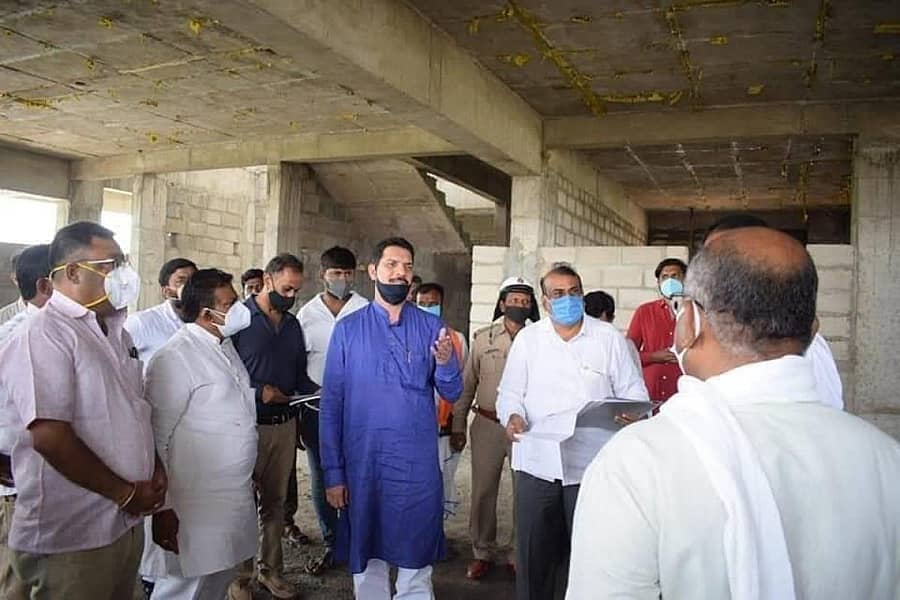 ಕೊಪ್ಪಳದಲ್ಲಿ ನಿರ್ಮಾಣವಾಗುತ್ತಿರುವ ಬಿಜೆಪಿ ಜಿಲ್ಲಾ ಕಚೇರಿ ಕಟ್ಟಡ ಕಾಮಗಾರಿಯನ್ನು ಪಕ್ಷದ ರಾಜ್ಯ ಘಟಕದ ಅಧ್ಯಕ್ಷ ನಳಿನ್ ಕುಮಾರ್ ಕಟೀಲ್ ವೀಕ್ಷಣೆ ಮಾಡಿದರು