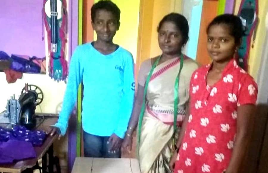 ರಾಣೆಬೆನ್ನೂರು ತಾಲ್ಲೂಕಿನ ಕುದರಿಹಾಳ ಗ್ರಾಮದಲ್ಲಿ ತಾಯಿ ರೇಣುಕಾ ತಳವಾರ ಅವರೊಂದಿಗೆ ಮಕ್ಕಳು