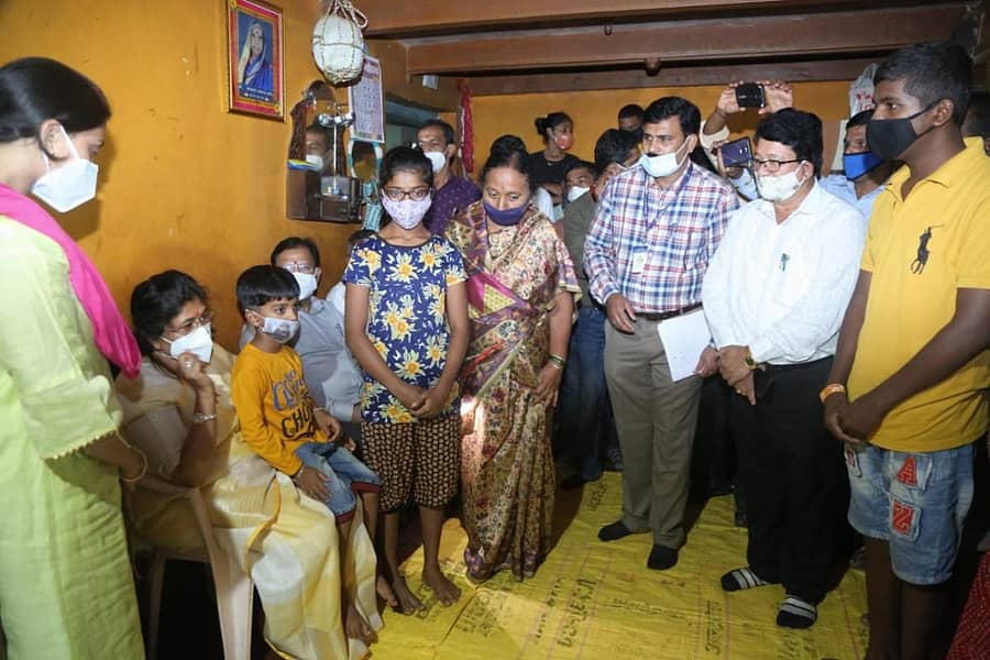 ಬೆಳಗಾವಿ ಜಿಲ್ಲೆ ಖಾನಾಪುರ ತಾಲ್ಲೂಕಿನ ಘೋಟಗಾಳಿ ಗ್ರಾಮದಲ್ಲಿ ಕೋವಿಡ್ನಿಂದ ತಂದೆ–ತಾಯಿ ಕಳೆದುಕೊಂಡ ಮಕ್ಕಳಿಗೆ ಮಹಿಳಾ ಮತ್ತು ಮಕ್ಕಳ ಕಲ್ಯಾಣ ಸಚಿವೆ ಶಶಿಕಲಾ ಜೊಲ್ಲೆ ಧೈರ್ಯ ತುಂಬಿದರು