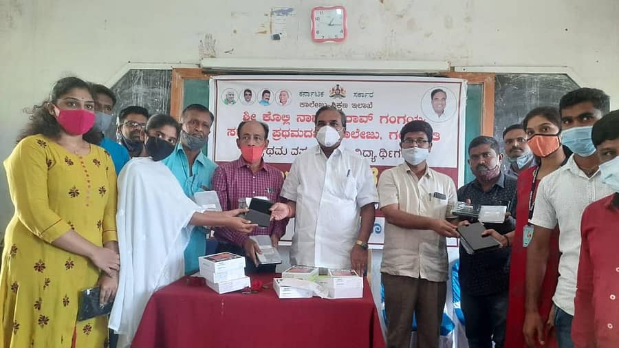 ಗಂಗಾವತಿಯ ಎಸ್.ಕೆ.ಎನ್.ಜಿ ಸರ್ಕಾರಿ ಪ್ರಥಮ ದರ್ಜೆ ಕಾಲೇಜಿನಲ್ಲಿ ಪದವಿ ಪ್ರಥಮ ವರ್ಷದ ವಿದ್ಯಾರ್ಥಿಗಳಿಗೆ ಟ್ಯಾಬ್ ವಿತರಿಸಲಾಯಿತು