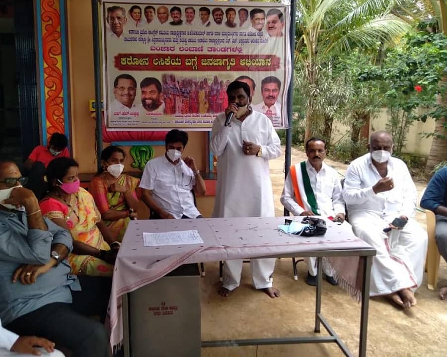 ಮಾಯಕೊಂಡ ಕ್ಷೇತ್ರದ ಬಸವಾಪಟ್ಟಣ ಹೋಬಳಿ ಹೊಸನಗರ ತಾಂಡದಲ್ಲಿ ನಡೆದ ಕೊರೊನಾ ಲಸಿಕೆ ಜಾಗೃತಿ ಅಭಿಯಾನ ಕಾರ್ಯಕ್ರಮದಲ್ಲಿ ಪರಿಶಿಷ್ಟ ಜಾತಿ ಇಲಾಖೆ ರಾಜ್ಯ ಉಪಾಧ್ಯಕ್ಷ ನಾಗರಾಜ್‍ನಾಯ್ಕ್, ಪರಿಶಿಷ್ಟ ಜಾತಿ ಜಿಲ್ಲಾ ಘಟಕದ ಅಧ್ಯಕ್ಷ ಬಿ.ಎಚ್. ವೀರಭದ್ರಪ್ಪ ಇದ್ದರು.