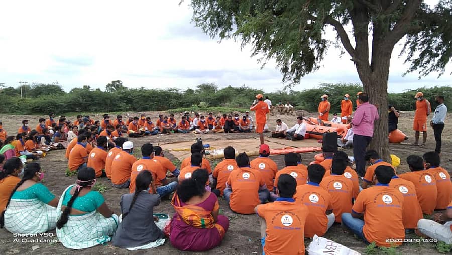 ತರಬೇತಿ ಕಾರ್ಯಕ್ರಮದಲ್ಲಿ ಪಾಲ್ಗೊಂಡಿರುವ ಶೌರ್ಯ ವಿಪತ್ತು ನಿರ್ವಹಣಾ ಘಟಕದ ಸದಸ್ಯರು