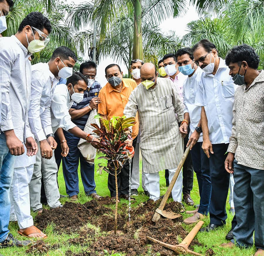 ಹುಬ್ಬಳ್ಳಿಯ ಕುಂಭಕೋಣಂ ಪ್ಲಾಂಟ್ನಲ್ಲಿ ಗುರುವಾರ ಗೃಹಸಚಿವ ಬಸವರಾಜ ಬೊಮ್ಮಾಯಿ ಸಸಿ ನೆಟ್ಟರು