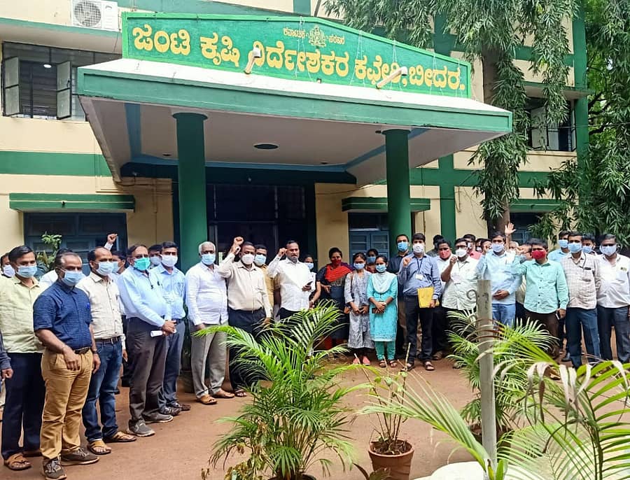 ಜಂಟಿ ನಿರ್ದೇಶಕಿಯನ್ನು ಬೇರೆ ಕಡೆಗೆ ವರ್ಗಾವಣೆ ಮಾಡುವಂತೆ ಆಗ್ರಹಿಸಿ ಕೃಷಿ ಇಲಾಖೆಯ ಅಧಿಕಾರಿಗಳು ಹಾಗೂ ಸಿಬ್ಬಂದಿ ಬೀದರ್‌ನ ಕೃಷಿ ಇಲಾಖೆಯ ಕಚೇರಿ ಆವರಣದಲ್ಲಿ ಗುರುವಾರ ಪ್ರತಿಭಟನೆ ನಡಸಿದರು