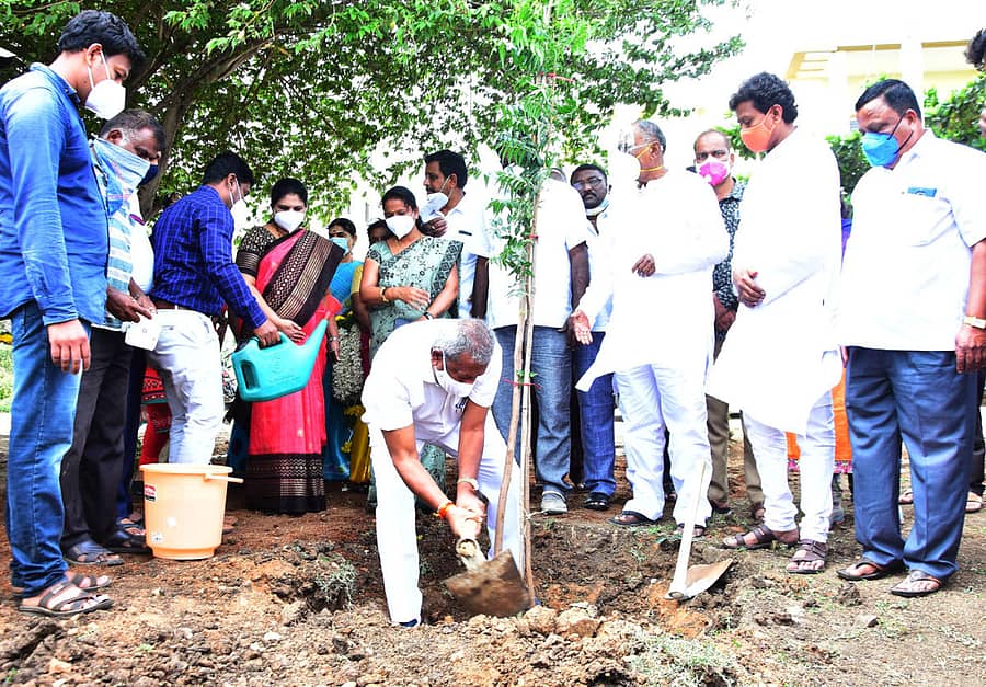 ಚಿತ್ರದುರ್ಗದ ಸರೋಜಬಾಯಿ ಕಲ್ಯಾಣ ಮಂಟಪದ ಹಿಂಭಾಗದಲ್ಲಿ ಅಭಿವೃದ್ಧಿಪಡಿಸುತ್ತಿರುವ ಉದ್ಯಾನವನದಲ್ಲಿ ಸಚಿವ ಬೈರತಿ ಬಸವರಾಜ ಅವರು ಸಲಿಕೆ ಹಿಡಿದು ಸಸಿನೆಟ್ಟ ಪರಿ. ಜಿಲ್ಲಾಧಿಕಾರಿ ಕವಿತಾ ಎಸ್.ಮನ್ನಿಕೇರಿ, ಶಾಸಕ ಜಿ.ಎಚ್.ತಿಪ್ಪಾರೆಡ್ಡಿ, ನಗರಾಭಿವೃದ್ದಿ ಪ್ರಾಧಿಕಾರದ ಅಧ್ಯಕ್ಷ ಟಿ.ಬದರಿನಾಥ್ ಇದ್ದಾರೆ.