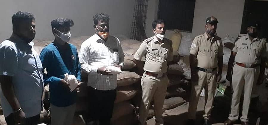 ಕಮದೋಡ ಗ್ರಾಮದ ಹೊರವಲಯದ ಮನೆಯಲ್ಲಿ ಅಕ್ರಮವಾಗಿ ಸಂಗ್ರಹಿಸಿಟ್ಟಿದ್ದ ಅಂದಾಜು ₹ 6 ಲಕ್ಷ ಮೌಲ್ಯದ 132 ಖುಲ್ಲಾ ಮೆಕ್ಕೆಜೋಳ ಬೀಜಗಳ ಚೀಲಗಳನ್ನು ಪೂರ್ವ ವಲಯ ದಾವಣಗೆರೆ ವಿಶೇಷ ತಂಡ ಗುರುವಾರ ದಾಳಿ ನಡೆಸಿ ವಶಪಡಿಸಿಕೊಂಡರು