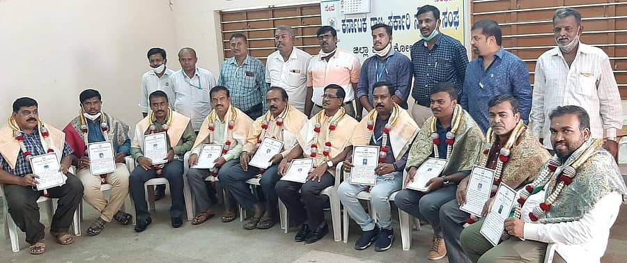 ಜಿಲ್ಲಾ ಸರ್ಕಾರಿ ನೌಕರರ ಸಂಘದ ನೂತನ ಪದಾಧಿಕಾರಿಗಳಿಗೆ ಕೋಲಾರದಲ್ಲಿ ಗುರುವಾರ ಪ್ರಮಾಣಪತ್ರ ವಿತರಿಸಿ ಅಭಿನಂದಿಸಲಾಯಿತು