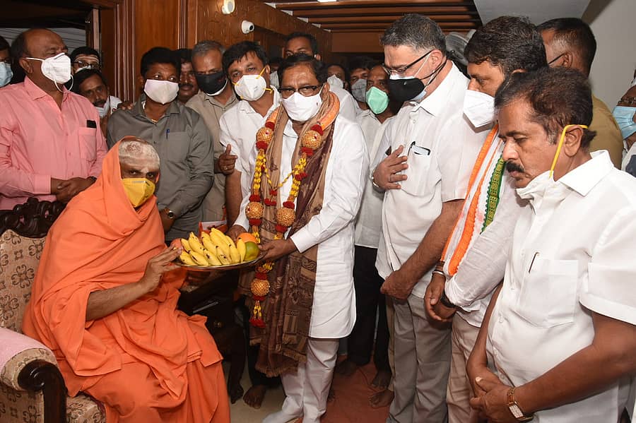 ಪರಮೇಶ್ವರ್ ಅವರು ಸುತ್ತೂರು ಶ್ರೀಗಳನ್ನು ಭೇಟಿಯಾದರು