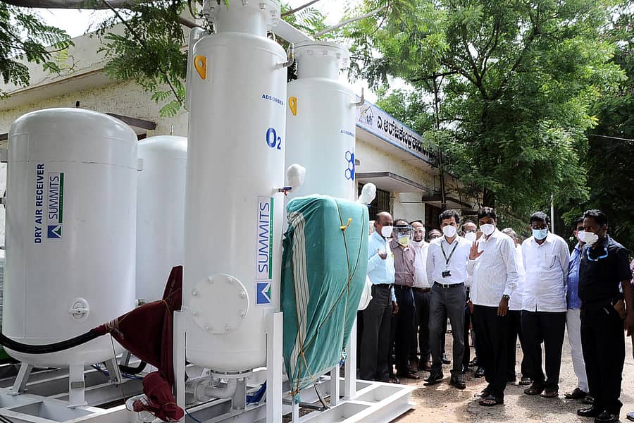 ಗೋಕಾಕ ಸರ್ಕಾರಿ ಆಸ್ಪತ್ರೆ ಆವರಣದಲ್ಲಿ ₹ 1.5 ಕೋಟಿ ವೆಚ್ಚದಲ್ಲಿ ನಿರ್ಮಿಸುತ್ತಿರುವ ಆಮ್ಲಜನಕ ಘಟಕ ನಿರ್ಮಾಣ ಕಾಮಗಾರಿಯನ್ನು ಶಾಸಕ ರಮೇಶ ಜಾರಕಿಹೊಳಿ ಪರಿಶೀಲನೆ ನಡೆಸಿದರು