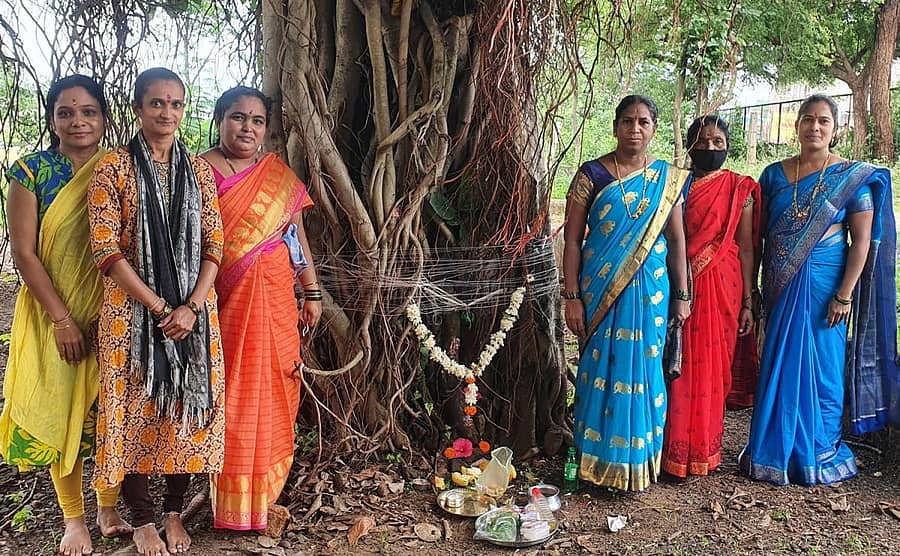 ಹುಕ್ಕೇರಿ ಪಟ್ಟಣದಲ್ಲಿ ವಟಸಾವಿತ್ರಿ ವ್ರತ ಆಚರಿಸಲಾಯಿತು