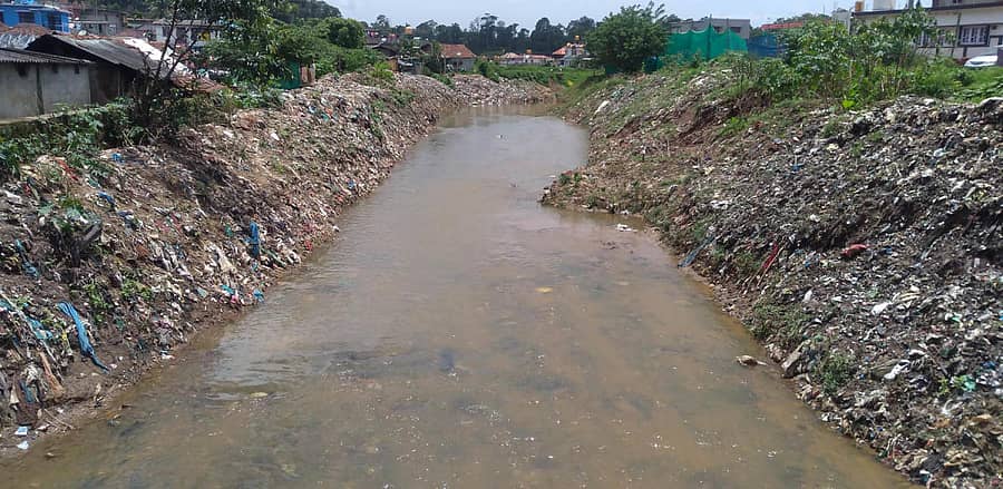 ಗೋಣಿಕೊಪ್ಪಲು ಪಟ್ಟಣದಲ್ಲಿ ಹರಿಯುತ್ತಿರುವ ಕೀರೆಹೊಳೆ ದಡದಲ್ಲಿನ ತ್ಯಾಜ್ಯ (ಎಡ ಚಿತ್ರ). ಬೈಪಾಸ್ ರಸ್ತೆ ಬದಿಯಲ್ಲಿ ಬಿದ್ದಿರುವ ಕಸದ ರಾಶಿ