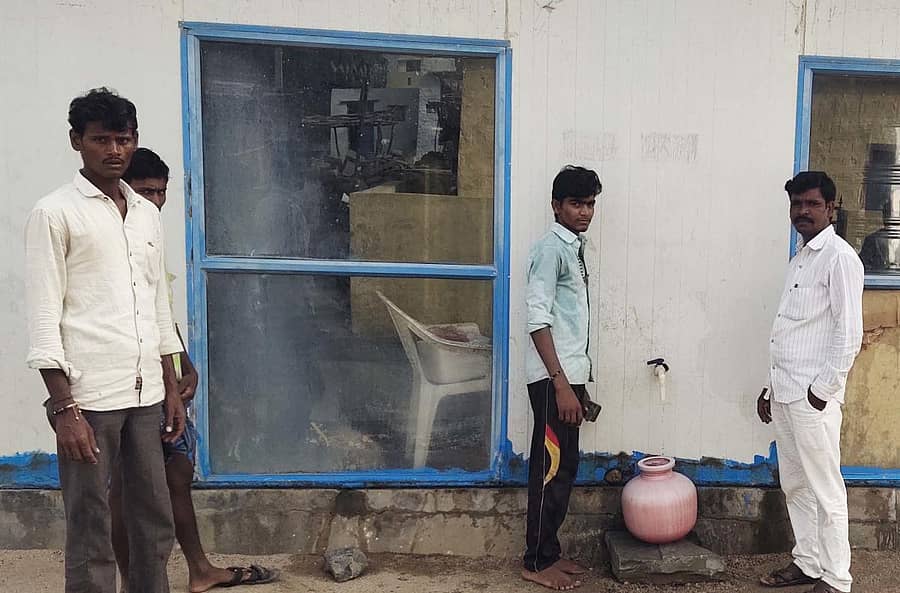 ಶಹಾಪುರ ತಾಲ್ಲೂಕಿನ ಗೌಡೂರ ಗ್ರಾಮದಲ್ಲಿ ಗುರುವಾರ ಶುದ್ಧ ಕುಡಿಯುವ ನೀರಿನ ಘಟಕದಿಂದ ನೀರು ಪಡೆದುಕೊಳ್ಳುತ್ತಿರುವ ಗ್ರಾಮಸ್ಥರು