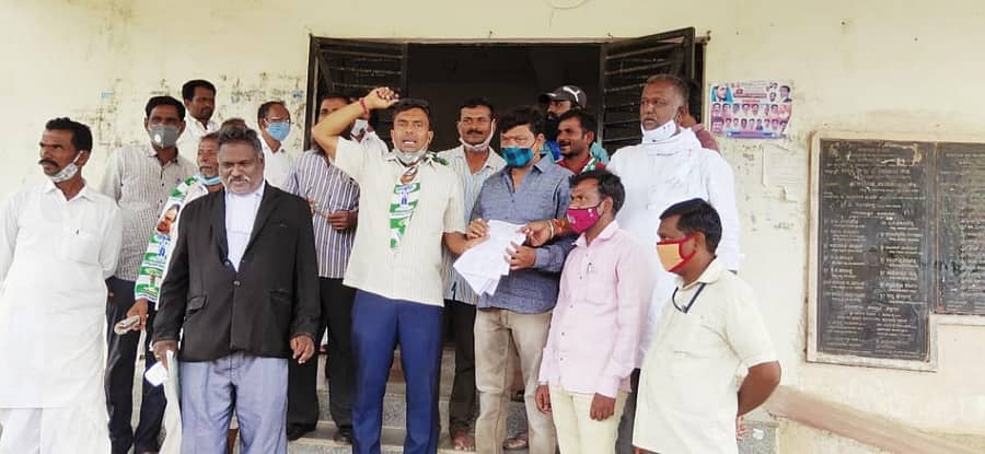 ಸುರಪುರದ ತಹಶೀಲ್ದಾರ್ ಕಚೇರಿ ಮುಂದೆ ಜೆಡಿಎಸ್ ಪಕ್ಷದ ಮುಖಂಡರು ಗುರುವಾರ ಪ್ರತಿಭಟನೆ ನಡೆಸಿದರು