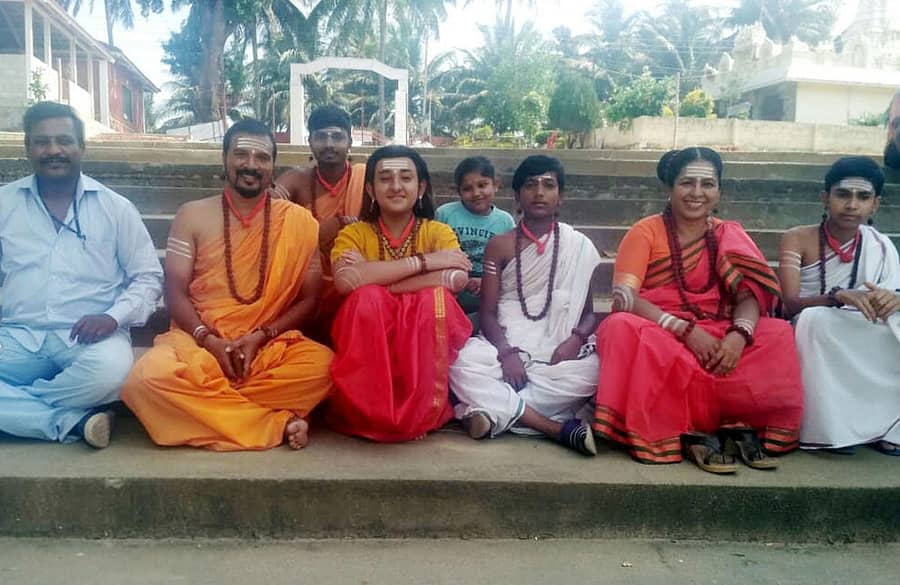 ಶ್ರೀರಂಗಪಟ್ಟಣ ಸಮೀಪದ ಚಂದ್ರವನ ಆಶ್ರಮದ ಆವರಣದಲ್ಲಿ ಗುರುವಾರ ಆರಂಭವಾದ ಯಡಿಯೂರು ಶ್ರೀ ಸಿದ್ದಲಿಂಗೇಶ್ವರ ಧಾರಾವಾಹಿಯ ಚಿತ್ರೀಕರಣದಲ್ಲಿ ಭಾಗವಹಿಸಿರುವ ಕಲಾವಿದರು