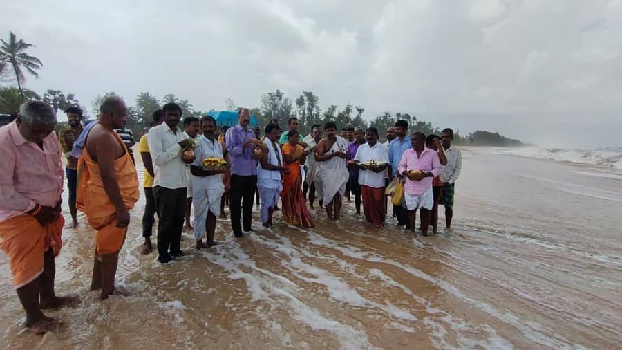 ಕುಂದಾಪುರ ತಾಲ್ಲೂಕಿನ ತೆಕ್ಕಟ್ಟೆ ಸಮೀಪದ ಕೊರವಡಿ ಕೊಮೆ ಸಮುದ್ರ ಕಿನಾರೆಯಲ್ಲಿ ಗುರುವಾರ ಮೀನುಗಾರರು ಸಮುದ್ರ ಪೂಜೆ ಮಾಡಿ ಬಾಗಿನ ಸಮರ್ಪಿಸಿದರು