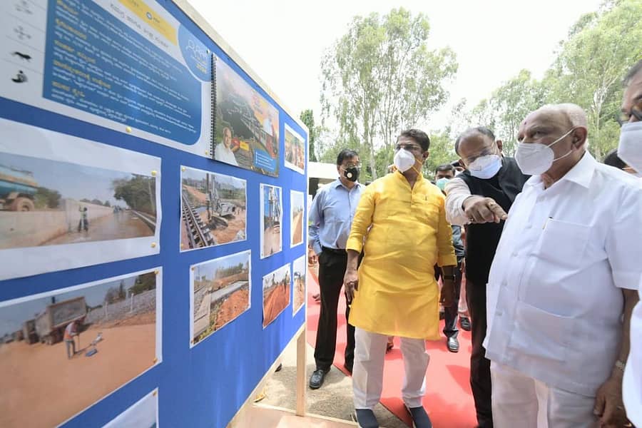 ಆನೇಕಲ್ ತಾಲ್ಲೂಕಿನ ಹೀಲಲಿಗೆ ರೈಲ್ವೆ ನಿಲ್ದಾಣಕ್ಕೆ ಮುಖ್ಯಮಂತ್ರಿ ಬಿ.ಎಸ್. ಯಡಿಯೂರಪ್ಪ ಮತ್ತು ಸಚಿವ ಆರ್‌. ಅಶೋಕ ಭೇಟಿ ನೀಡಿ ರೈಲ್ವೆ ಡಬ್ಲಿಂಗ್ ಮತ್ತು ಸಬ್ ಅರ್ಬನ್ ರೈಲ್ವೆ ಯೋಜನೆ ಬಗ್ಗೆ ಮಾಹಿತಿ ಪಡೆದರು