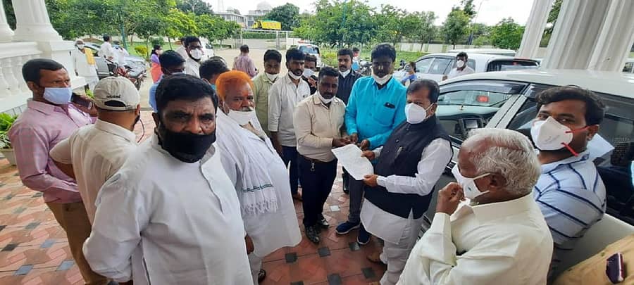 ಸಫಾಯಿ ಕರ್ಮಚಾರಿಗಳ ವಿವಿಧ ಬೇಡಿಕೆಗಳನ್ನು ಒದಗಿಸಬೇಕು. ಸರ್ಕಾರದಿಂದ ಸೌಲಭ್ಯಗಳನ್ನು ನೀಡಬೇಕು ಎಂದು ದಾವಣಗೆರೆ ಸ್ವಚ್ಛತಾಯೋಗಿ ಸಫಾಯಿ ಕರ್ಮಚಾರಿ ಕ್ಷೇಮಾಭಿವೃದ್ಧಿ ಸಂಘದಿಂದ ಸಫಾಯಿ ಕರ್ಮಚಾರಿ ಆಯೋಗದ ಅಧ್ಯಕ್ಷ ಎಂ. ಶಿವಣ್ಣ ಅವರಿಗೆ ಮನವಿ ಸಲ್ಲಿಸಲಾಯಿತು.