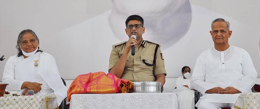 ಕಲಬುರ್ಗಿಯ ಸೇಡಂ ರಸ್ತೆಯ ಬ್ರಹ್ಮಕುಮಾರಿ ಈಶ್ವರೀಯ ವಿಶ್ವವಿದ್ಯಾಲಯದ ಆವರಣದಲ್ಲಿ ಆಯೋಜಿಸಿದ್ದ ಕಾರ್ಯಕ್ರಮದಲ್ಲಿ ಪೊಲೀಸ್ ಕಮಿಷನರ್ ಡಾ. ವೈ.ಎಸ್. ರವಿಕುಮಾರ್ ಮಾತನಾಡಿದರು. ಬಿ.ಕೆ. ವಿಜಯಾ, ಪ್ರೇಮಣ್ಣ ಇದ್ದರು