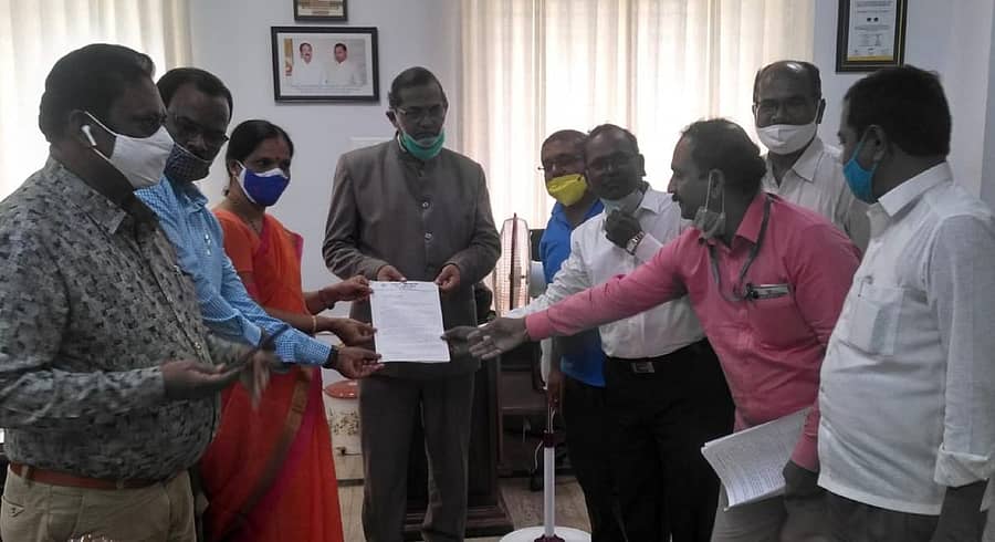 ರಾಷ್ಟ್ರೀಯ ನೂತನ ಶಿಕ್ಷಣ ನೀತಿ ಜಾರಿಯ ಹೆಸರಲ್ಲಿ ಪದವಿಯಲ್ಲಿ ಕನ್ನಡ ಕಡಿತಗೊಳಿಸುವುದನ್ನು ವಿರೋಧಿಸಿ ದಾವಣಗೆರೆ ವಿಶ್ವವಿದ್ಯಾಲಯದ ಕಾಲೇಜು ಕನ್ನಡ ಅಧ್ಯಾಪಕರ ವೇದಿಕೆಯು ಕುಲಪತಿ ಪ್ರೊ. ಎಸ್.ವಿ. ಹಲಸೆ ಅವರ ಮೂಲಕ ಉನ್ನತ ಶಿಕ್ಷಣ ಸಚಿವರಿಗೆ ಮನವಿ ಸಲ್ಲಿಸಿತು.