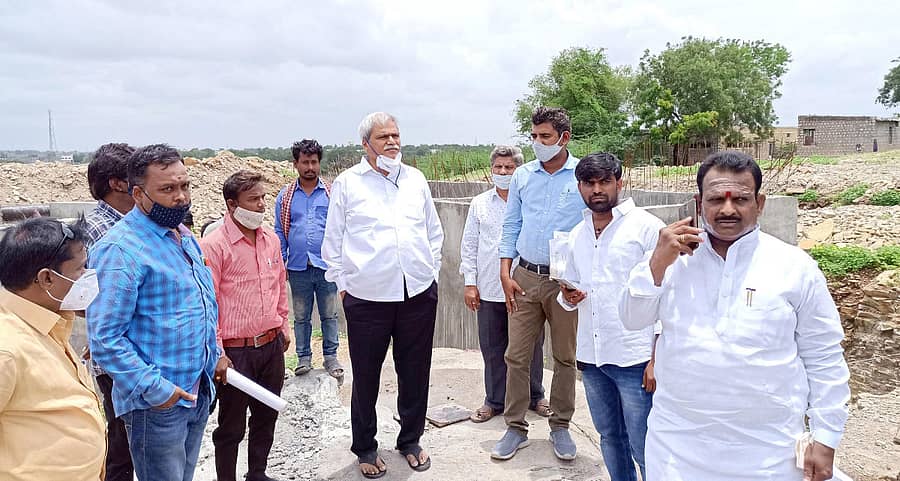 ಕೆಂಭಾವಿ ಪಟ್ಟಣದ ಹಿಲ್ಟಾಪ್ ಕಾಲೊನಿಯಲ್ಲಿ ನಡೆಯುತ್ತಿರುವ ಕುಡಿಯುವ ನೀರಿನ ಕಾಮಗಾರಿಯನ್ನು ಶುಕ್ರವಾರ ಶಾಸಕ ಶರಣಬಸಪ್ಪ ದರ್ಶನಾಪುರ ಪರಿಶೀಲಿಸಿದರು
