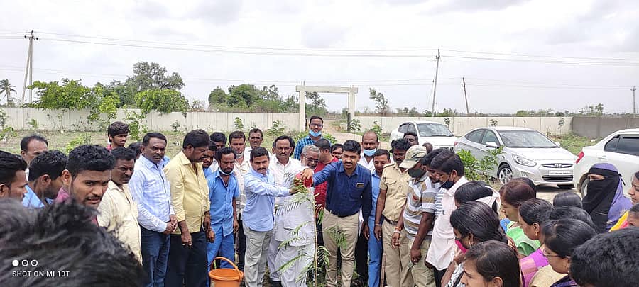 ಕೆಂಭಾವಿ ಸಮೀಪದ ಮಲ್ಲಾ (ಬಿ) ಗ್ರಾಮದಲ್ಲಿ ಬುಧವಾರ ಬಾಲಕರ ವಸತಿ ನಿಲಯದಲ್ಲಿ ವಿಶ್ವ ಪರಿಸರ ದಿನಾಚರಣೆ ಅಂಗವಾಗಿ ಸಸಿಗಳನ್ನು ನೆಡಲಾಯಿತು