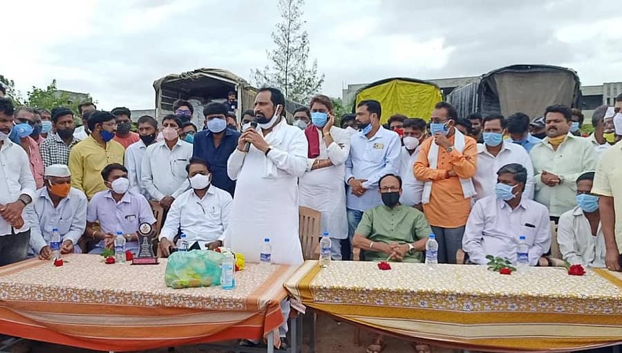 ಅಥಣಿ ತಾಲ್ಲೂಕಿನ ಸಂಕೋನಟ್ಟಿ ಗ್ರಾಮಸ್ಥರಿಗೆ ದಿನಸಿ ಕಿಟ್ ವಿತರಿಸುವ ಕಾರ್ಯಕ್ರಮದಲ್ಲಿ ಉಪ ಮುಖ್ಯಮಂತ್ರಿ ಲಕ್ಷ್ಮಣ ಸವದಿ ಮಾತನಾಡಿದರು