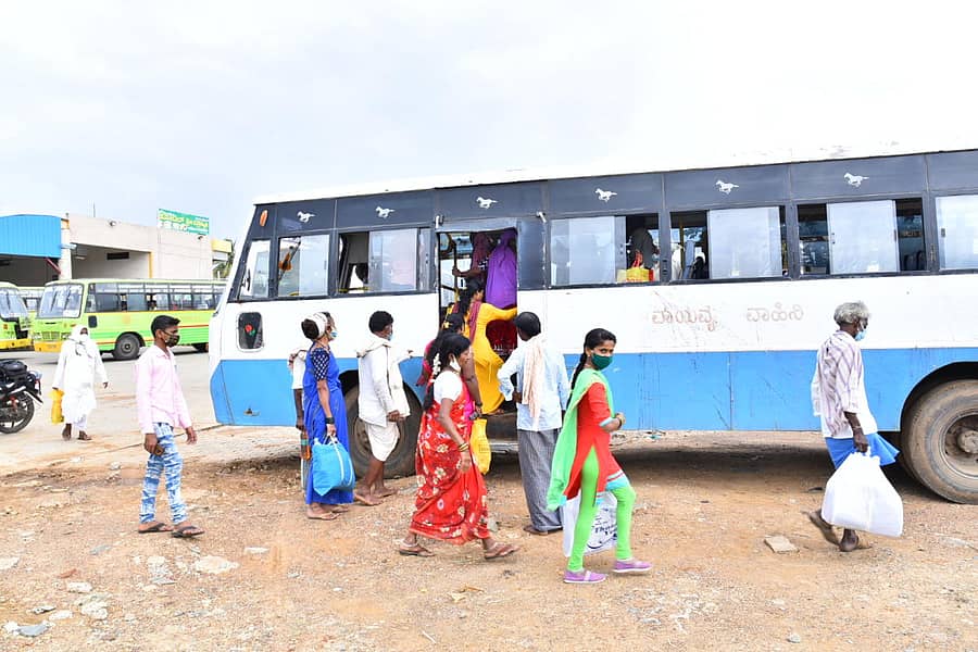 ಹಾವೇರಿ ನಗರದ ಸಾರಿಗೆ ಬಸ್ ನಿಲ್ದಾಣದಲ್ಲಿ ಪ್ರಯಾಣಿಕರು ಬಸ್ ಹತ್ತುತ್ತಿದ್ದ ದೃಶ್ಯ –ಪ್ರಜಾವಾಣಿ ಚಿತ್ರ