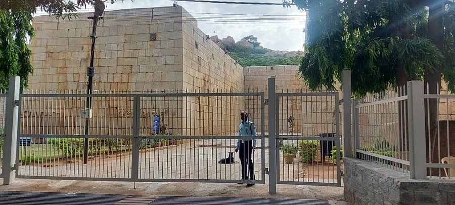 ಚಿತ್ರದುರ್ಗದ ಐತಿಹಾಸಿ ಕೋಟೆ ಪ್ರವಾಸಿಗರು ಇಲ್ಲದೇ ಭಣ–ಭಣ ಎನ್ನುತ್ತಿದೆ.