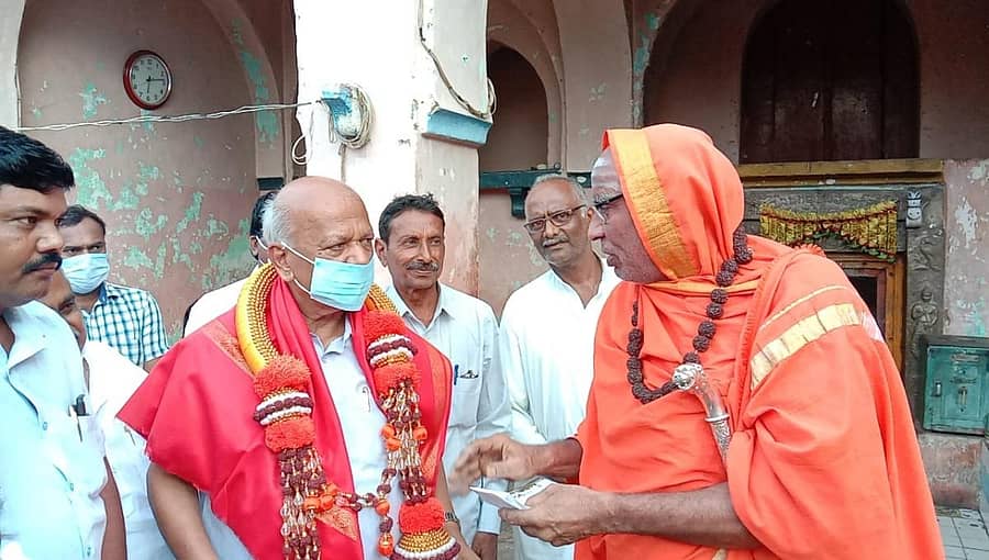 ವಿಧಾನಪರಿಷತ್ ವಿರೋಧಪಕ್ಷದ ನಾಯಕ ಎಸ್.ಆರ್. ಪಾಟೀಲ ಅವರು ಸಾವಳಗಿಯ ಶಿವಲಿಂಗೇಶ್ವರ ಮಠದಲ್ಲಿ ಶುಕ್ರವಾರ ಶಿವಲಿಂಗೇಶ್ವರ ಕುಮಾರೇಂದ್ರ ಸ್ವಾಮೀಜಿ ಆಶೀರ್ವಾದ ಪಡೆದರು