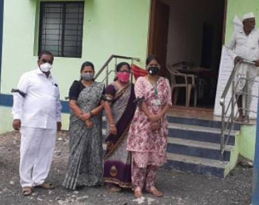 ಕಲಬುರ್ಗಿ ತಾಲ್ಲೂಕಿನ ಫರ್ತಾಬಾದ್ನ ರೈತ ಸಂಪರ್ಕ ಕೇಂದ್ರದ ಎದುರು ಕೃಷಿ ಇಲಾಖೆ ಸಿಬ್ಬಂದಿ ಕೈಗೆ ಕಪ್ಪುಪಟ್ಟಿ ಧರಿಸಿ ಪ್ರತಿಭಟನೆ ನಡೆಸಿದರು