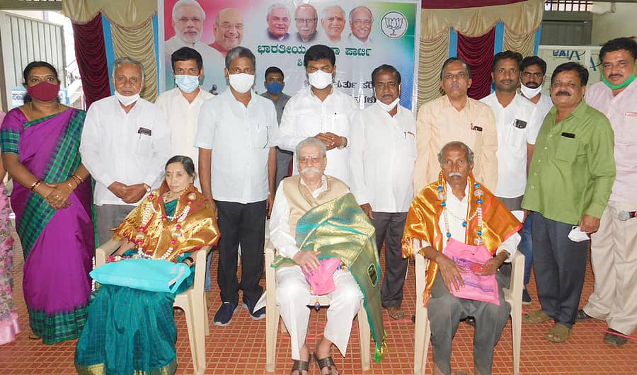 ಶಿಕಾರಿಪುರದ ಬಿಜೆಪಿ ಕಚೇರಿಯಲ್ಲಿ ಶುಕ್ರವಾರ ನಡೆದ ತುರ್ತು ಪರಿಸ್ಥಿತಿ ಕರಾಳ ದಿನಗಳು ಒಂದು ನೆನಪು ಕಾರ್ಯಕ್ರಮದಲ್ಲಿ ತುರ್ತು ಪರಿಸ್ಥಿತಿ ವಿರುದ್ಧ ಹೋರಾಡಿದವರನ್ನು ಸಂಸದ ಬಿ.ವೈ. ರಾಘವೇಂದ್ರ ಸನ್ಮಾನಿಸಿದರು.