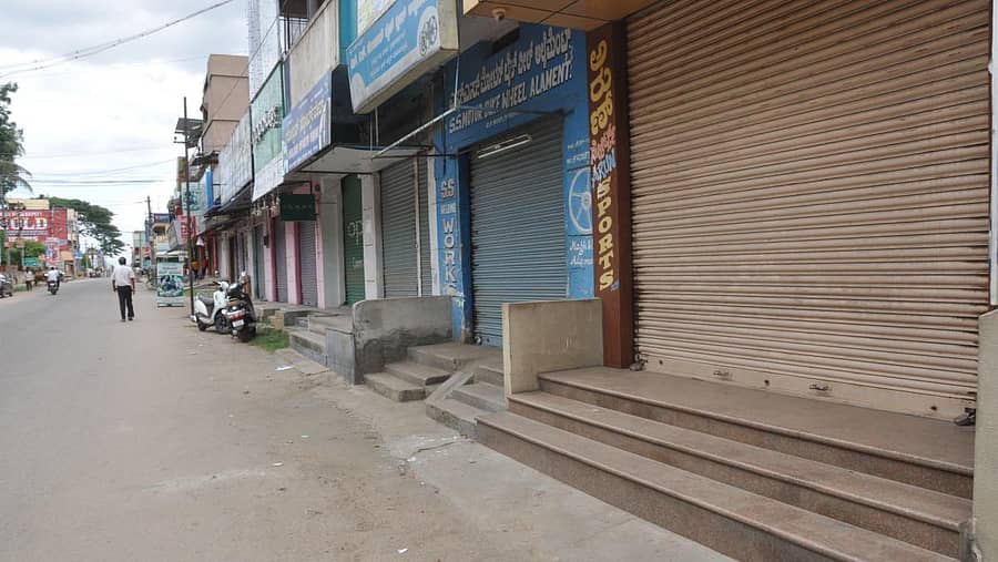 ವಾರಾಂತ್ಯ ಕರ್ಫ್ಯೂ ಅಂಗವಾಗಿ ಶನಿವಾರ ನಗರದ ಆರ್‌.ಪಿ ರಸ್ತೆಯ ಅಂಗಡಿಗಳು ಬಂದ್‌ ಆಗಿರುವುದು