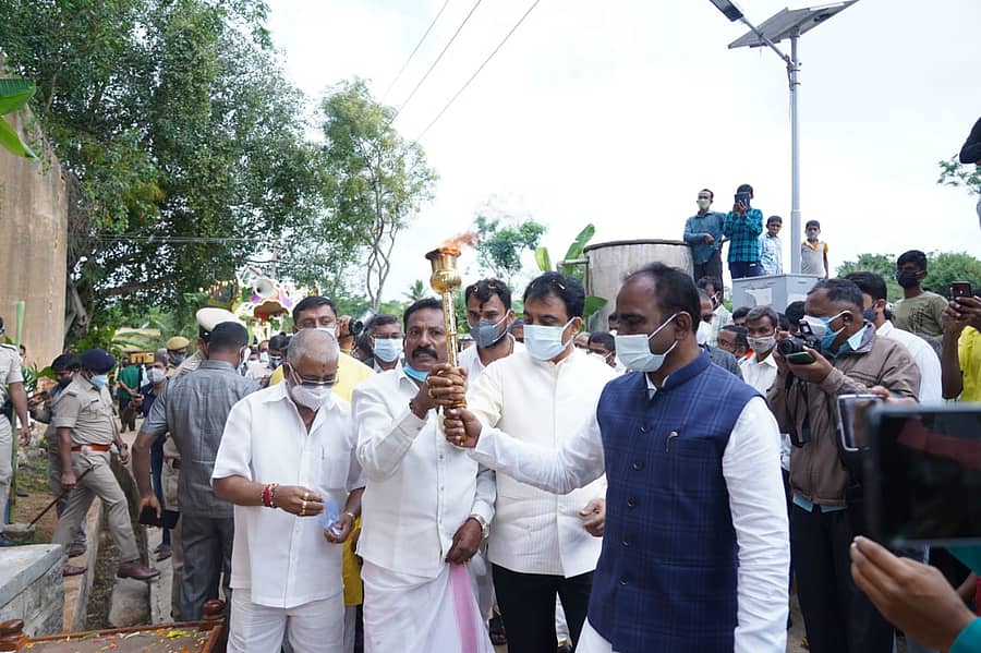 ಕೆಂಪೇಗೌಡರ 512ನೇ ಜಯಂತಿ ನಿಮಿತ್ತ ಕೆಂಪಾಪುರ ಗ್ರಾಮದಲ್ಲಿರುವ ಕೆಂಪೇಗೌಡರ ಸಮಾಧಿಗೆ ಉಪ ಮುಖ್ಯಮಂತ್ರಿ ಡಾ.ಸಿ.ಎನ್.ಅಶ್ವತ್ಥನಾರಾಯಣ ಭಾನುವಾರ ಬೆಳಗ್ಗೆ ಪೂಜೆ ಸಲ್ಲಿಸಿದರು